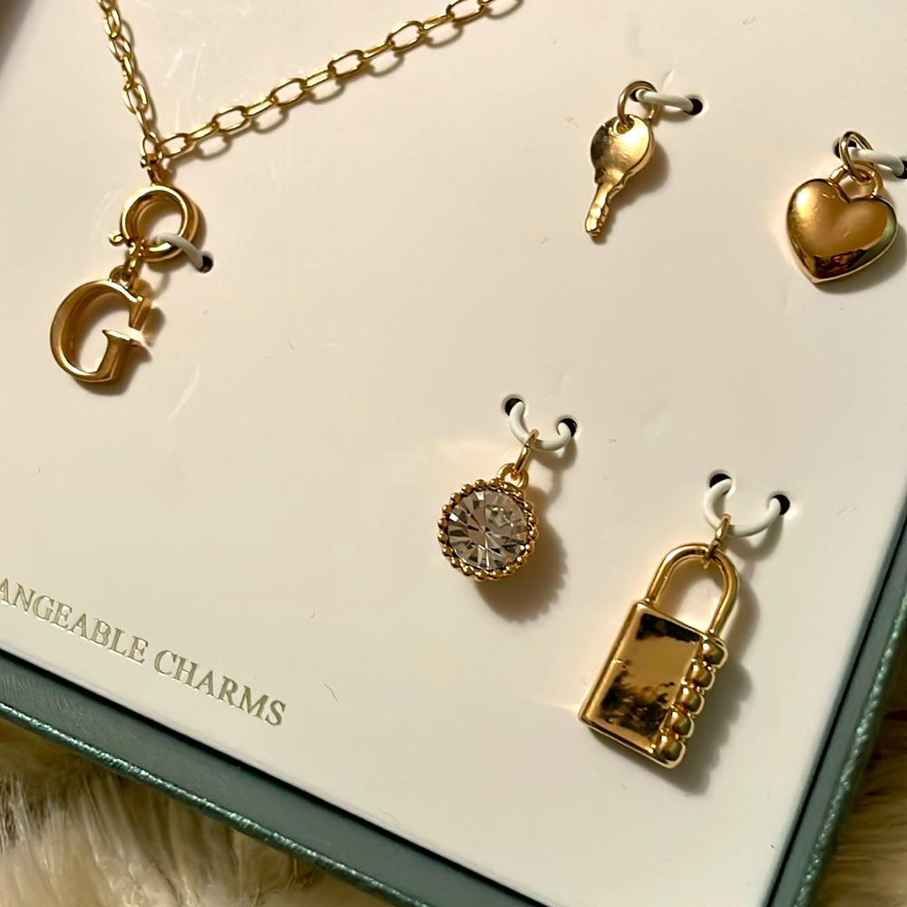 💎GUESS® Gorgeous Rose Gold Plated Necklace w/Crystals Stunning Charms💎